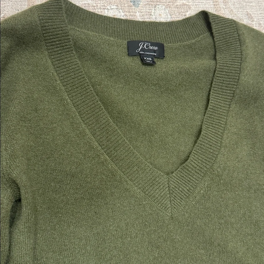 J.Crew | women's 100%cashmere / V-neck fitted sweater in olive green / Size XXS